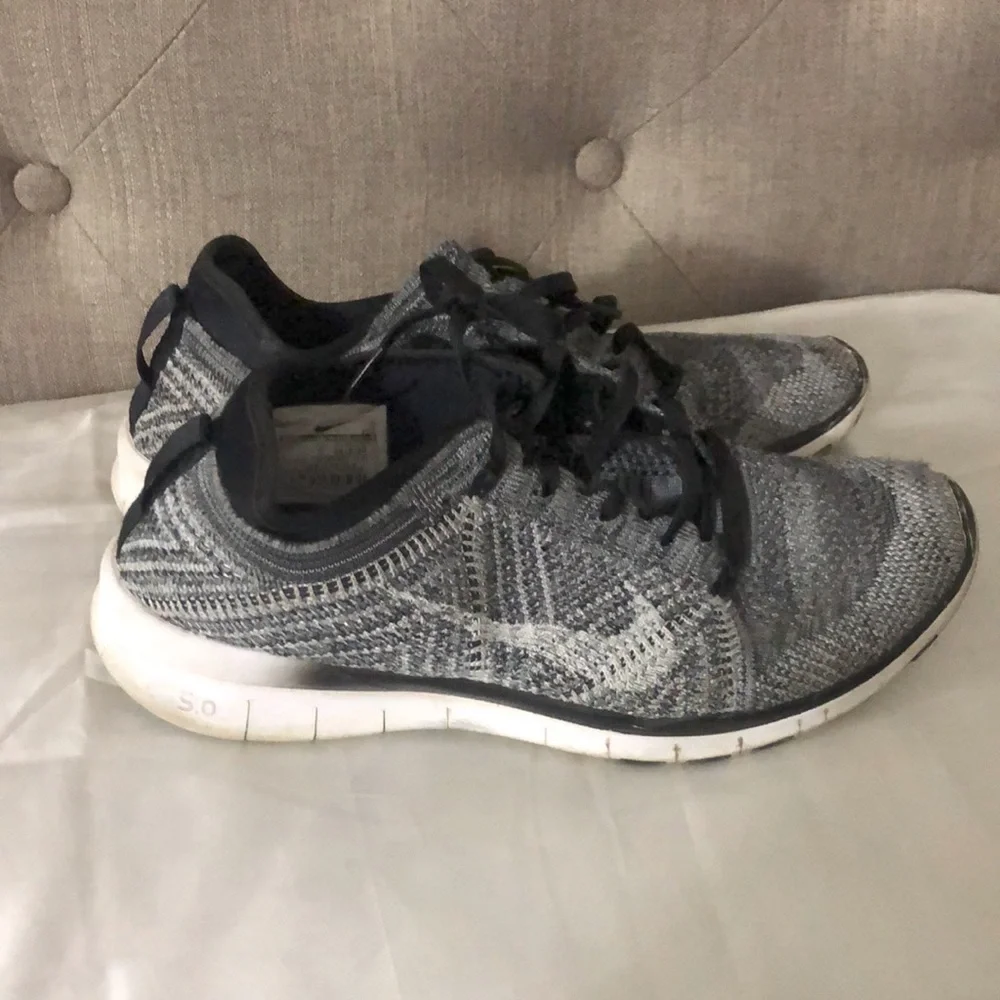 Nike tennis shoes - Picture 2 of 7